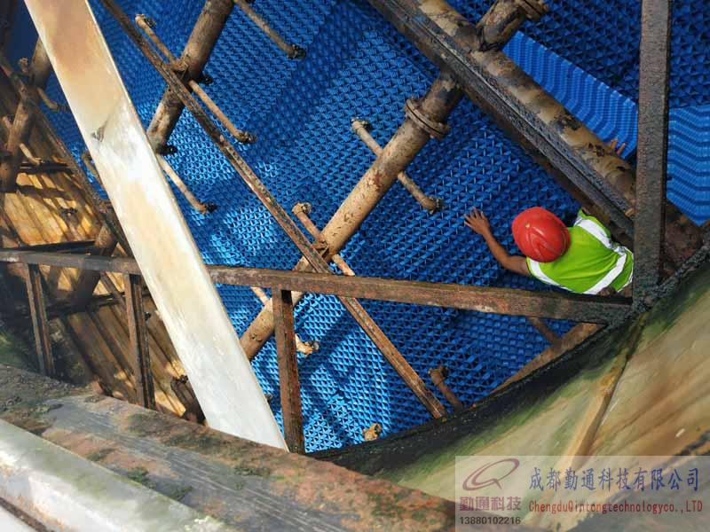 成都市垃圾滲瀝夜處理廠4臺方形逆流冷卻塔填料噴頭更換維修施工現場