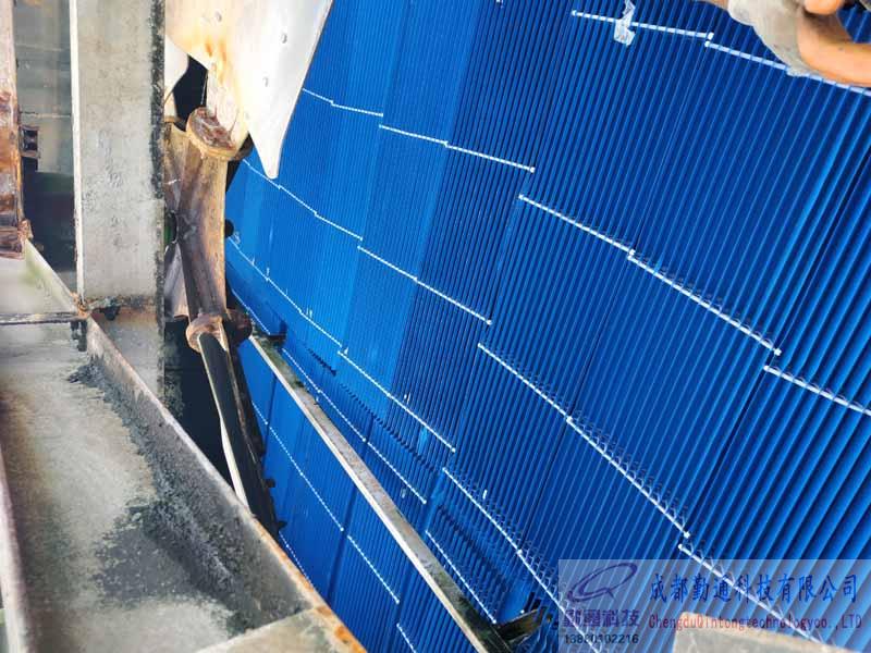 成都市垃圾滲瀝夜處理廠4臺方形逆流冷卻塔填料噴頭更換維修施工現場