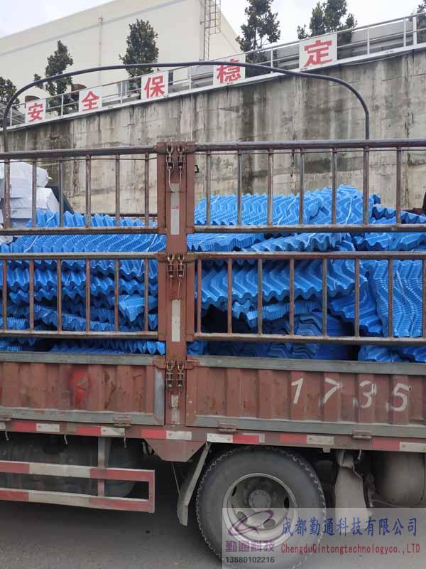 成都市垃圾滲瀝夜處理廠4臺方形逆流冷卻塔填料噴頭更換維修施工現場