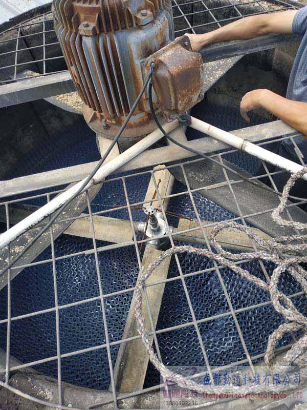 簡陽華濤塑料飾件有限公司，兩臺良機冷卻塔填料更換現場