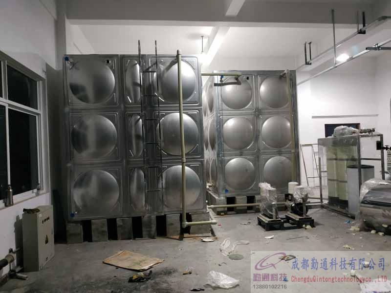 龍泉2臺不銹鋼水箱安裝現場