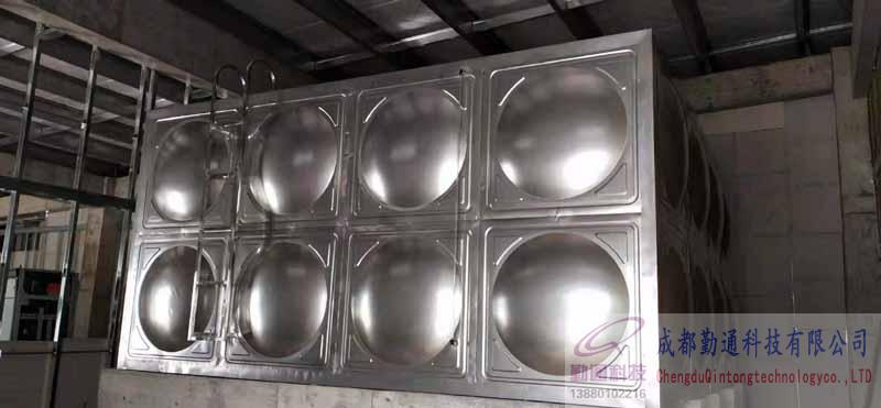 四川綿陽32立方全304不銹鋼保溫水箱安裝現場