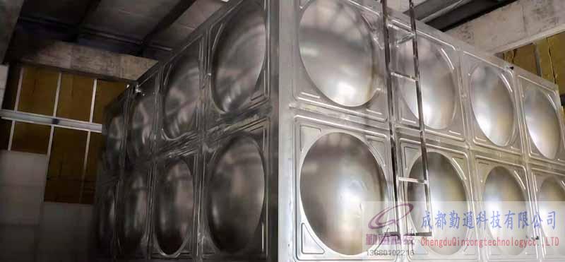 四川綿陽32立方全304不銹鋼保溫水箱安裝現場