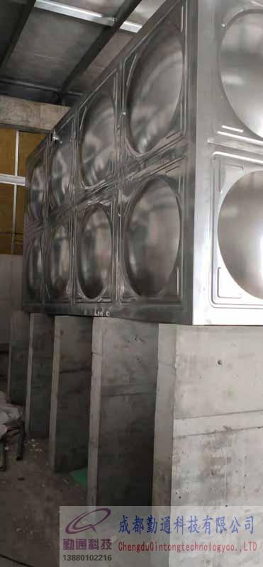 四川綿陽32立方全304不銹鋼保溫水箱安裝現場