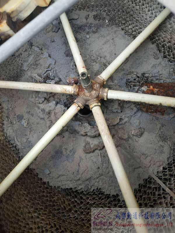 四川廣漢<a href=http://www.tjfeite.com target='_blank'>冷卻塔維修</a>填料更換現場