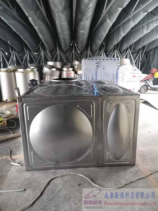 四川雙流3立方不銹鋼水箱焊接現場-訂購單位成都法泰潔凈技術有限公司