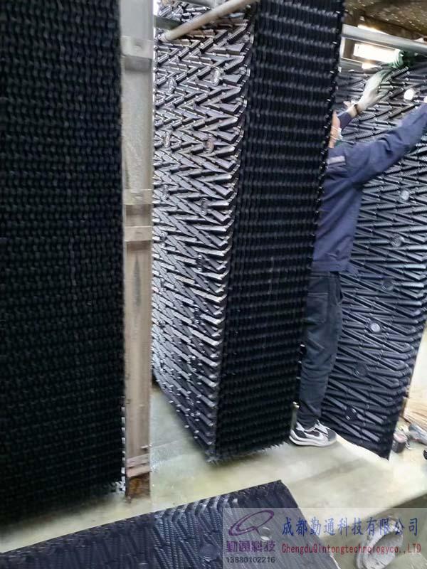 四川德陽羅江冷卻塔填料更換現場